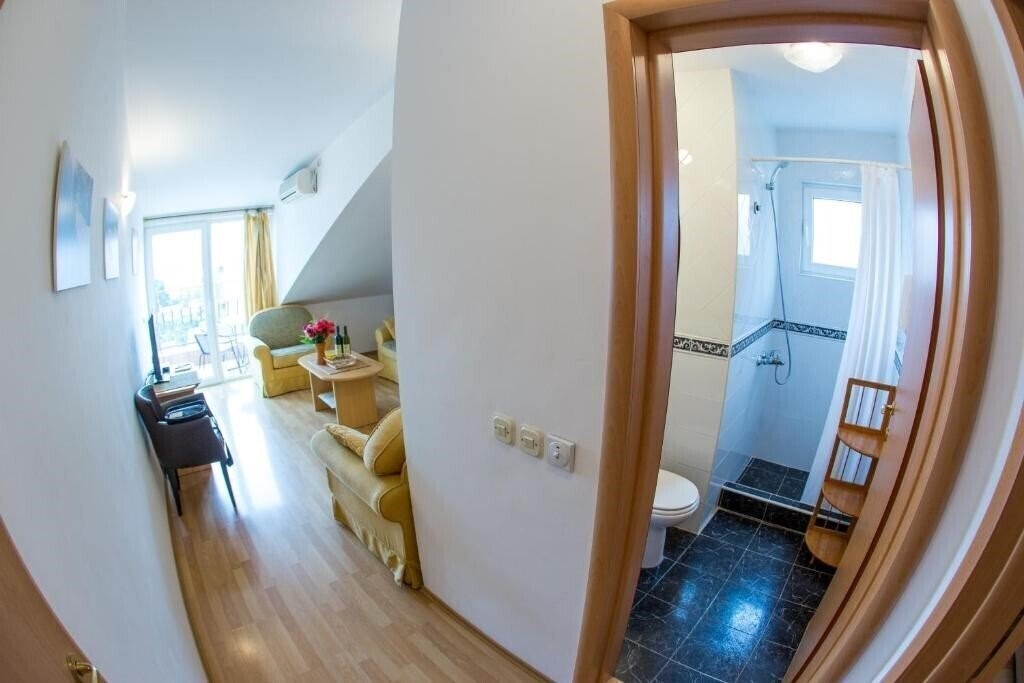 Фото Lukas Apartments 3*