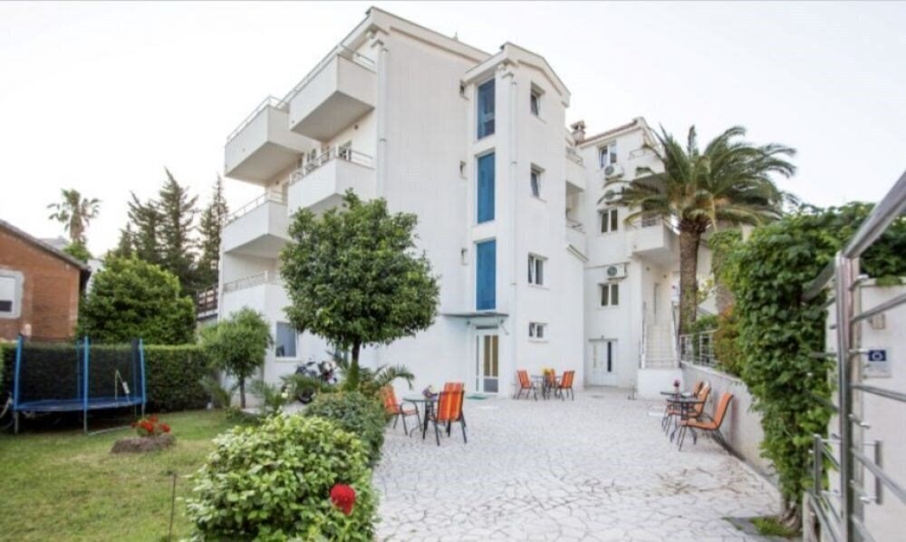 Отель Apartments Lazovic 3*