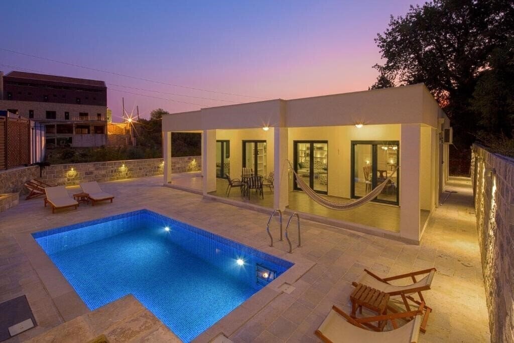 Отель Latina Apartments 1*
