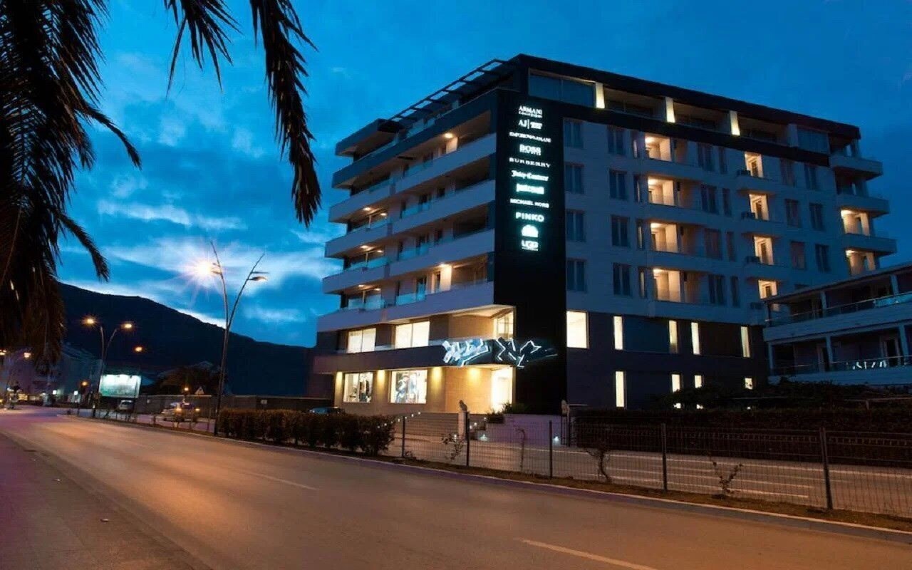 Отель Sky View Luxury Apartments 4*