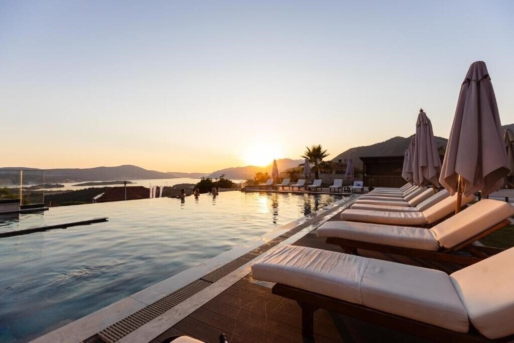 Готель Royal Blue Resort & Residences 5*