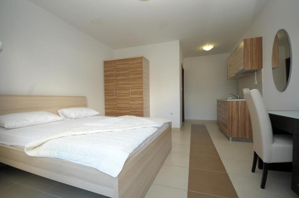 Готель Apartments Anitа 3*