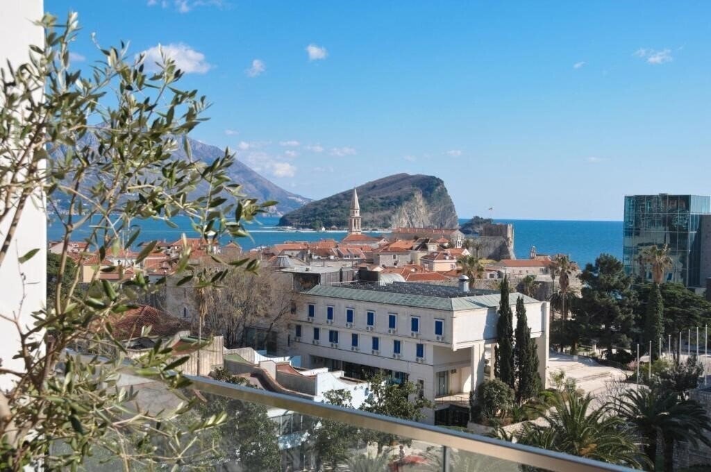 Готель Leona Residences Apartment 4*