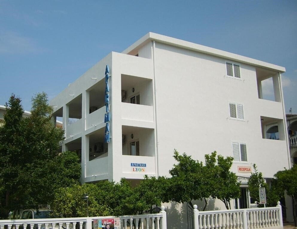 Готель Lyon Apartments 4*