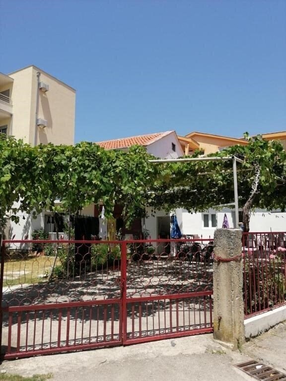 Готель Sara Apartments 3*