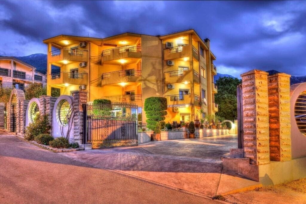 Отель Apartments Radevic 4*