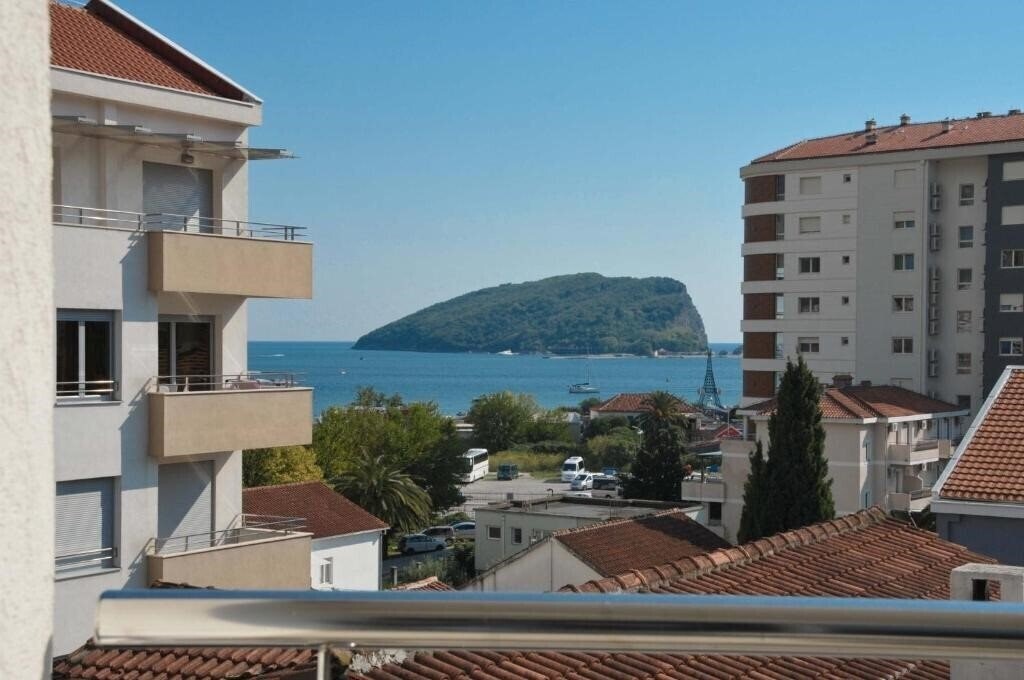 Готель City & Sea Apartments 4*