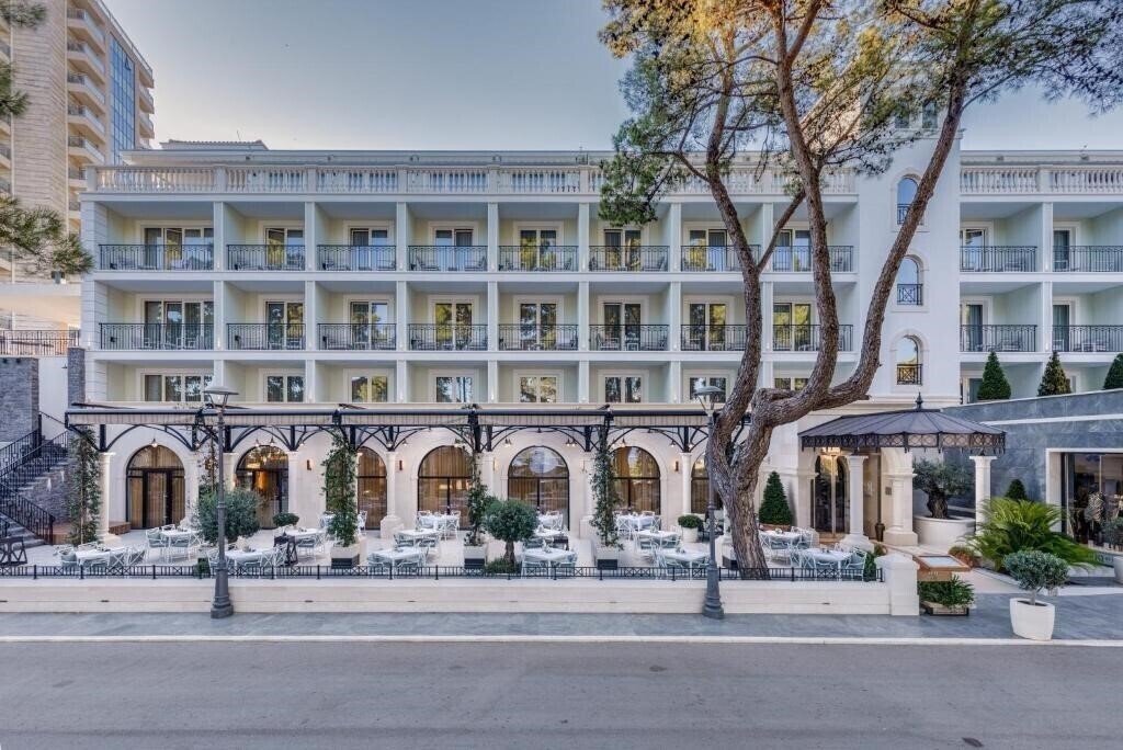 Отель Crowne Plaza Budva by Ihg 5*