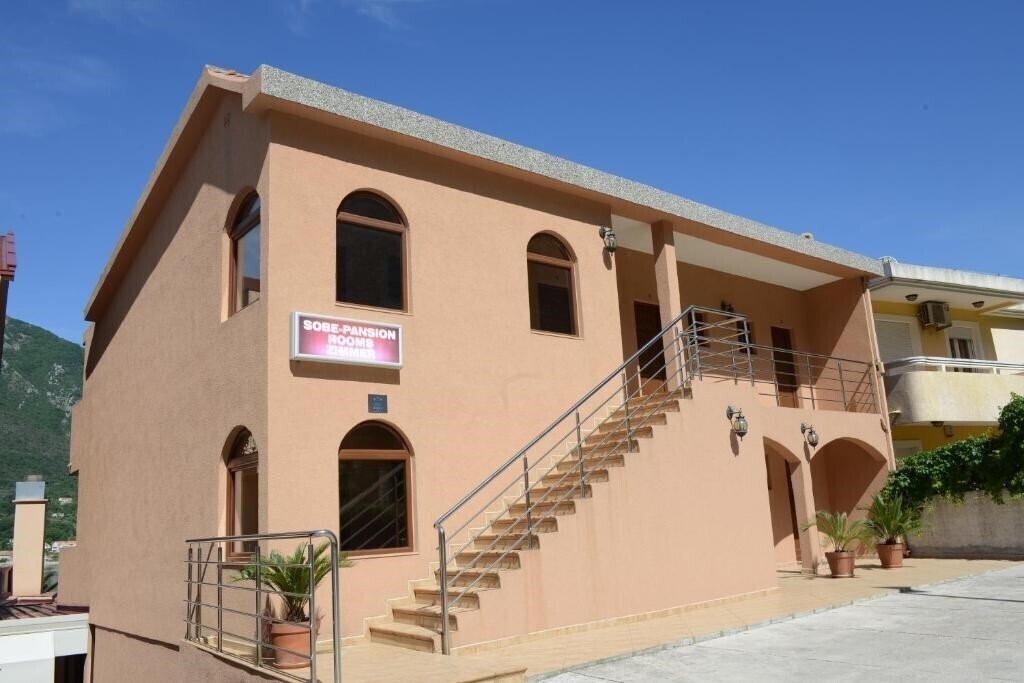 Готель Apartments Dobrotski Dvori 3*