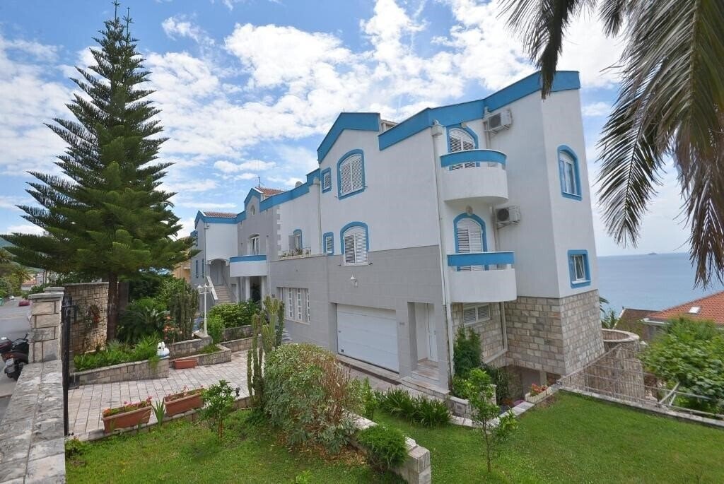 Отель Margo Apartments 3*