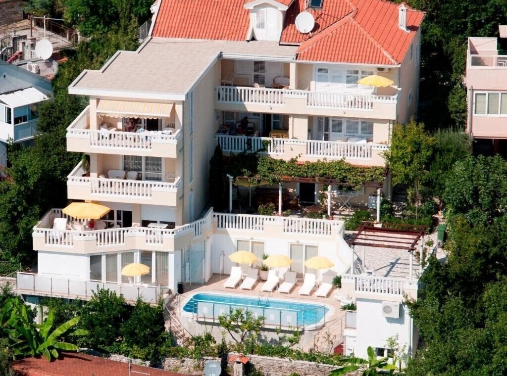 Отель Tenzera Villa 4*