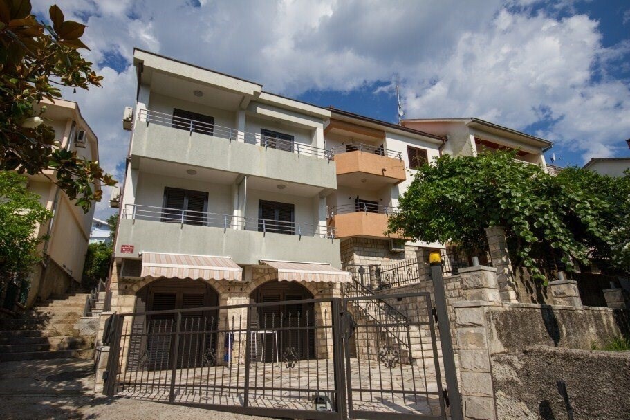 Отель Apartments Mracevic 3*