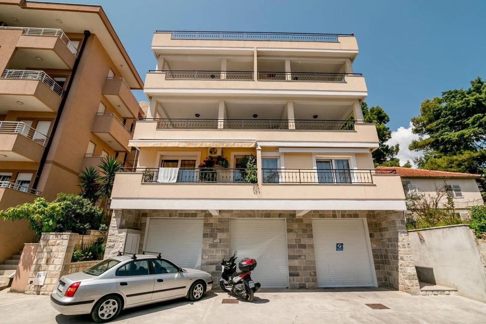 Отель Adriatic Apartments Igalo 4*