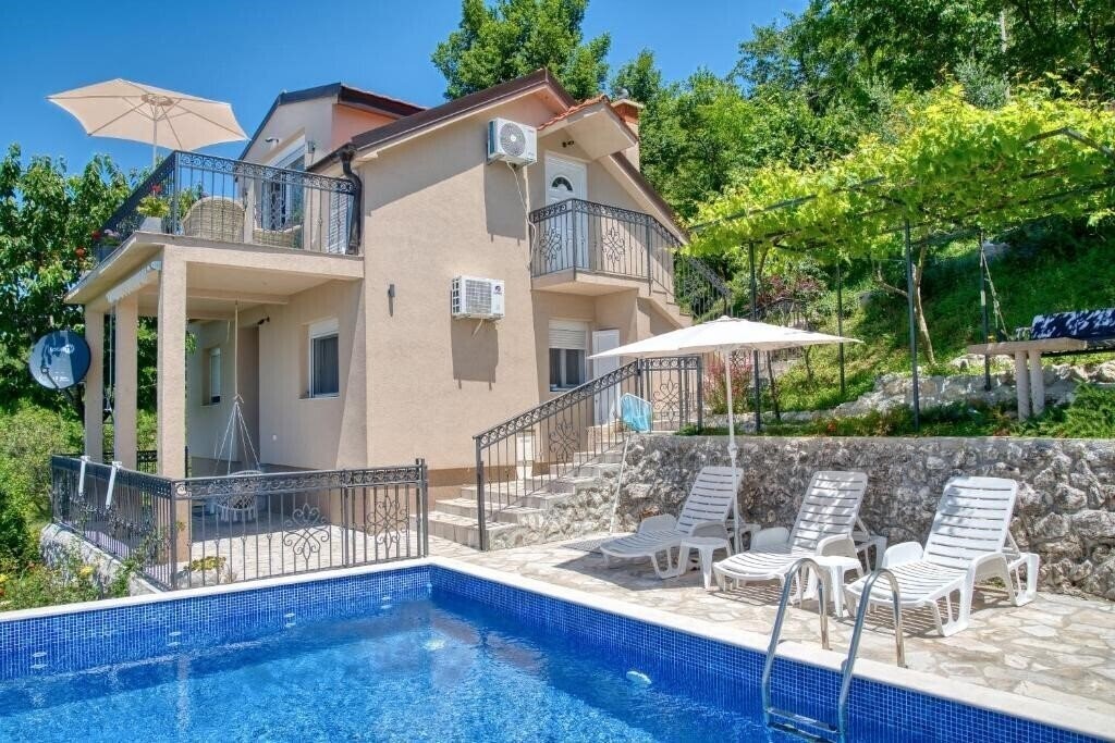 Готель Paradiso Apartments 3*