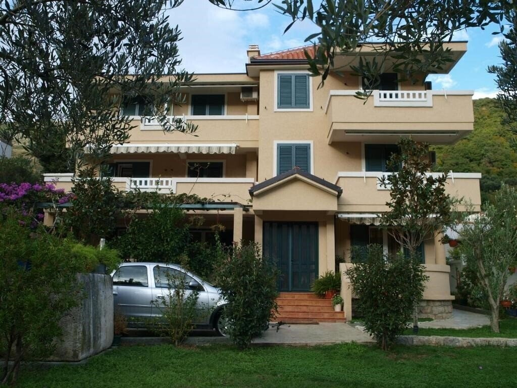 Готель Lanista Apartments 3*