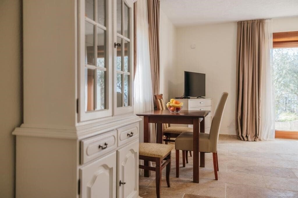 Готель Pietra Mare Apartments 4*