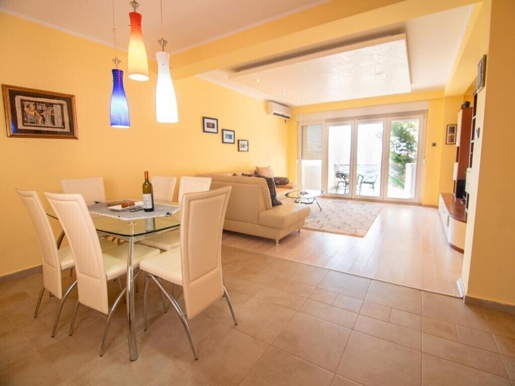 Готель Mums Apartment 4*