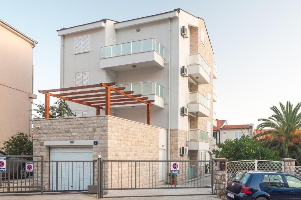 Отель Apartments Lila Aurea 3*