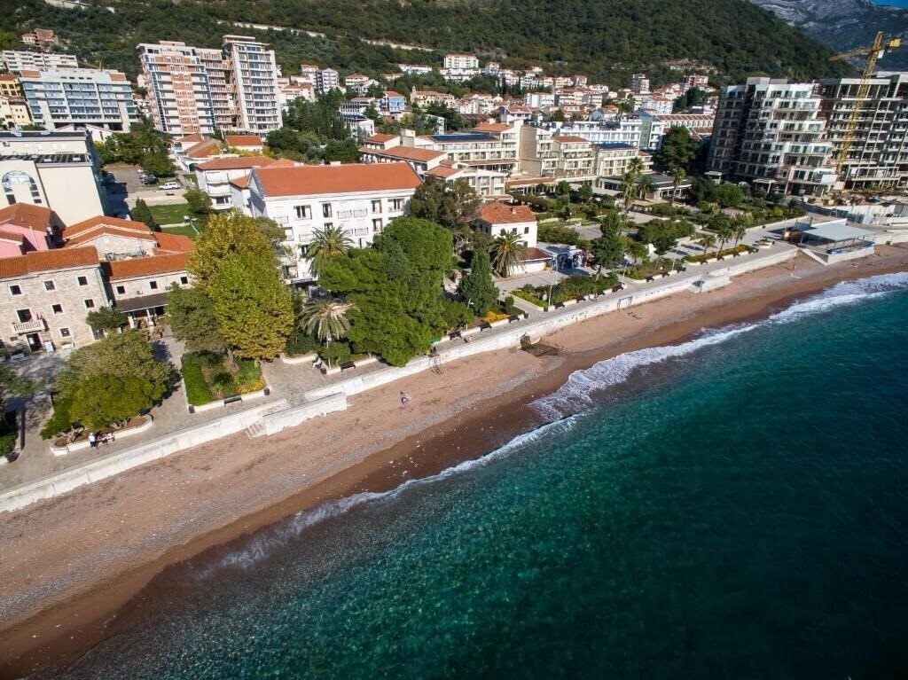 Готель Lux Apartments Petrovac 4*