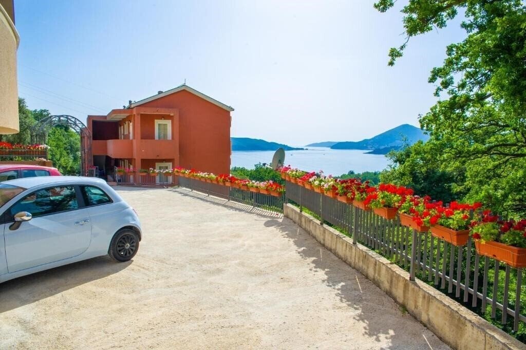 Готель Alessandra Apartments 3*