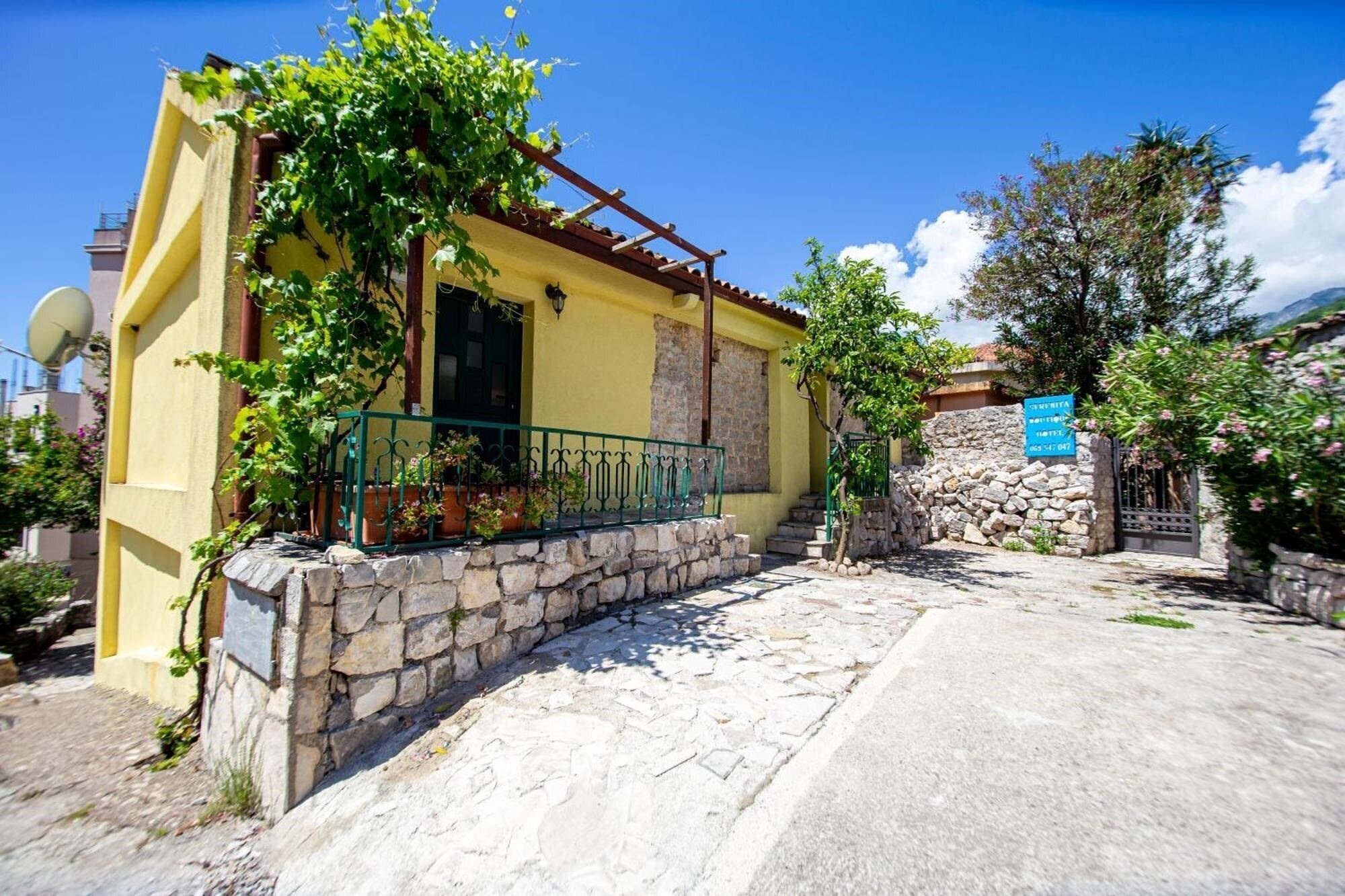 Готель Kole Apartments 3*