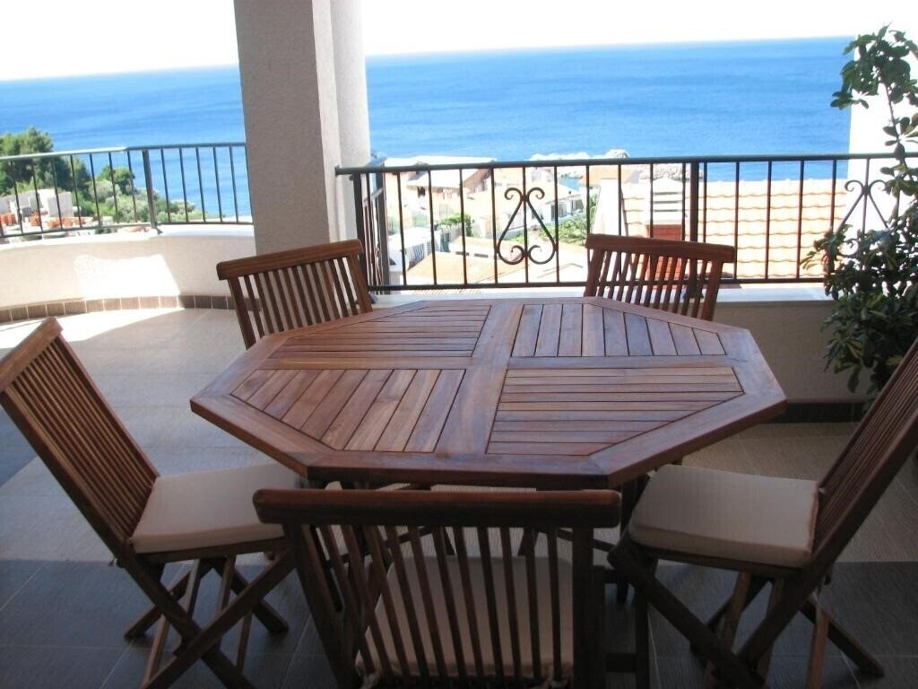 Готель Leut Apartments Villa 3*