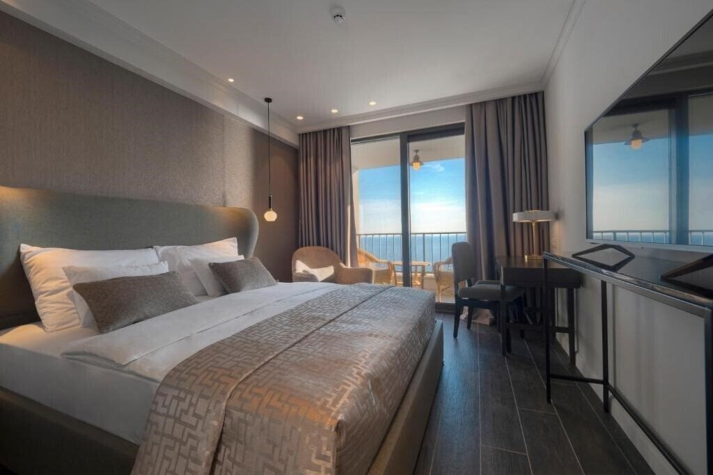 Готель Vivid Blue Serenity Resort 4*