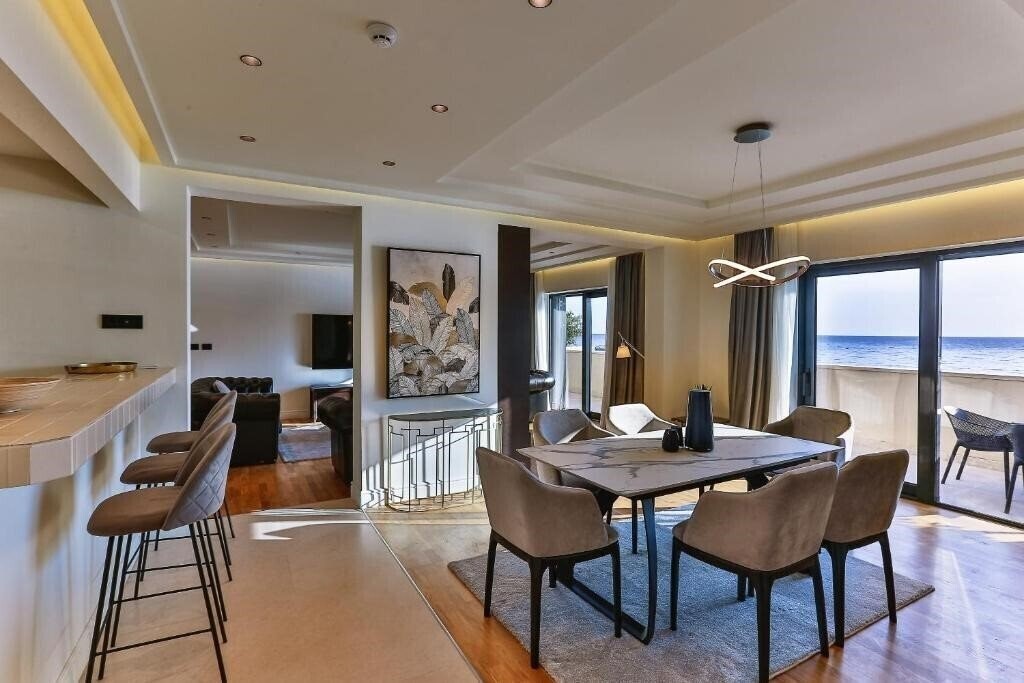 Готель California Hotel 5*