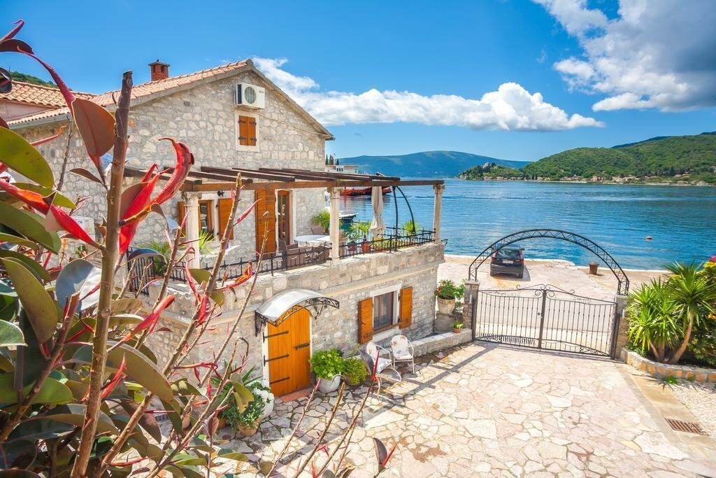 Тиват черногория отели на берегу моря недвижимость в словакии цены в рублях