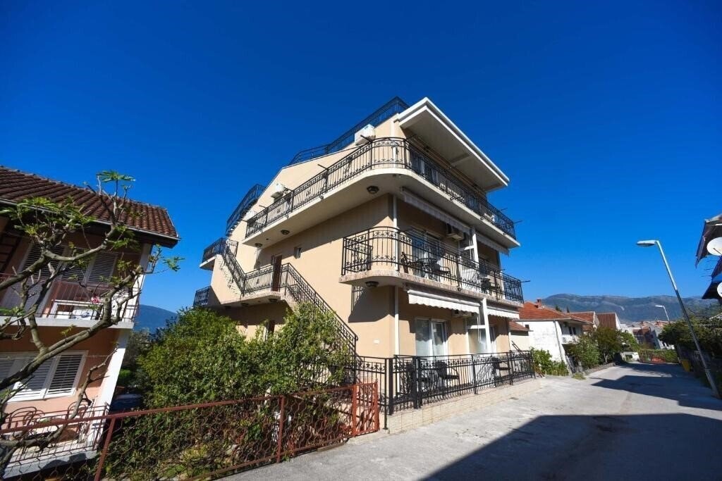 Готель D&D Apartments Tivat 4*