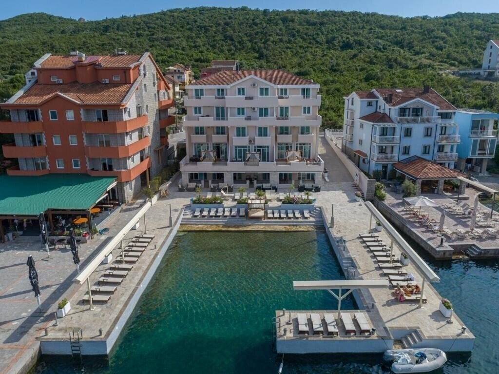 Отель Adeona Apartments 4*