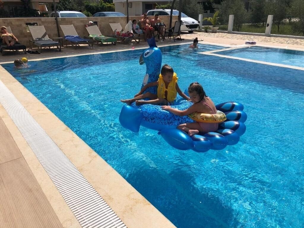 Отель Holiday Apartments 4*