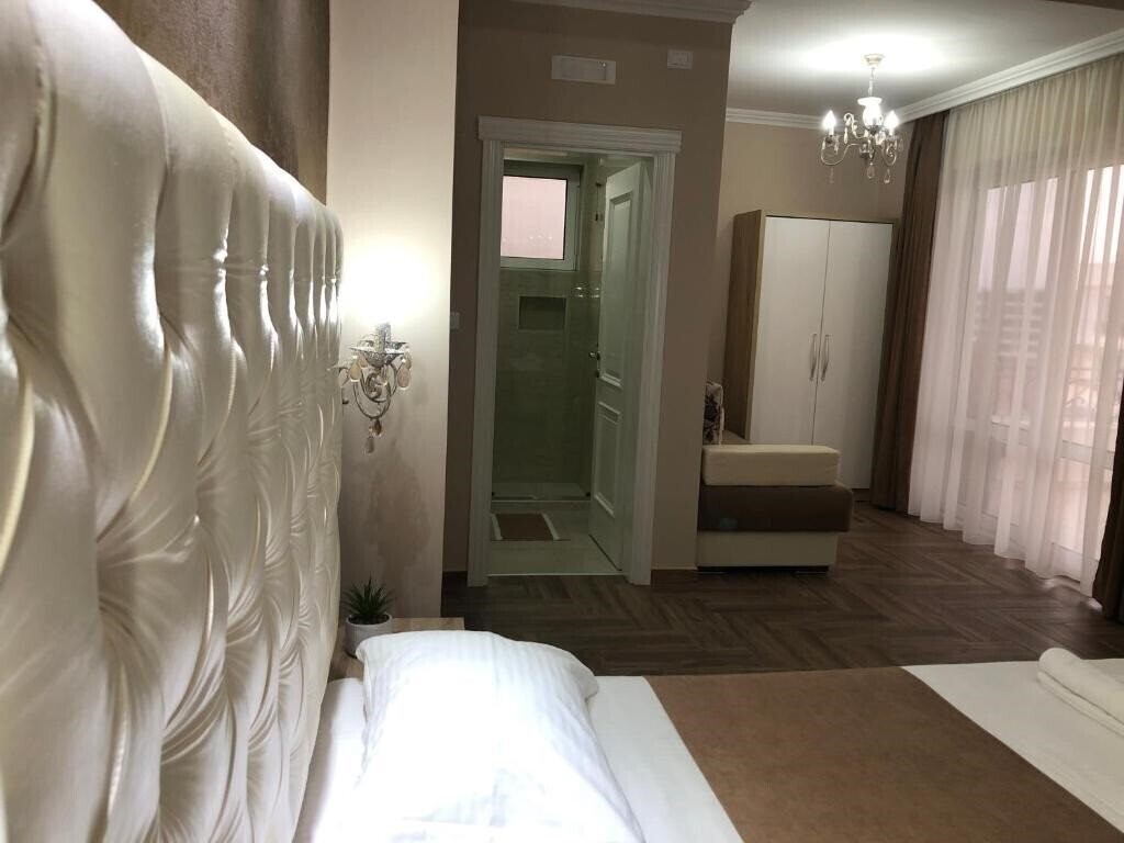 Готель Metropolis 4*