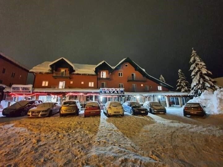 Отель Lovac 3*