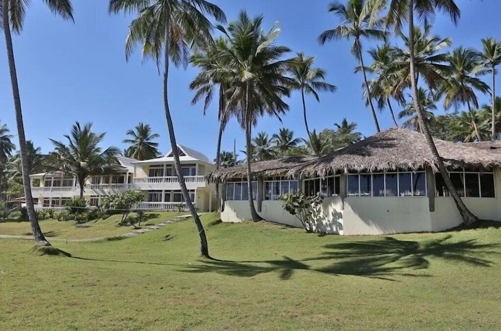 Отель The Beachcomber At Las Canas 3*