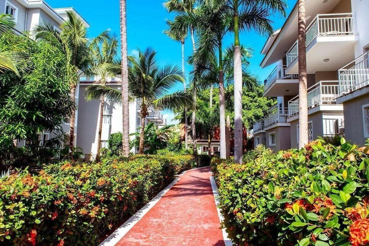 Готель Tropicana Suites Deluxe 3*