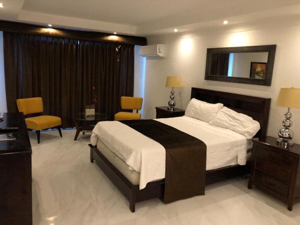 Фото Golden House Hotel & Restaurant 4*