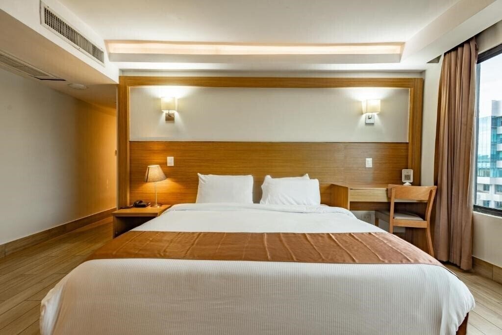 Фото Weston Suites Hotel 4*