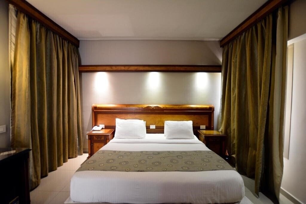 Готель Green Leaves Hotel 4*