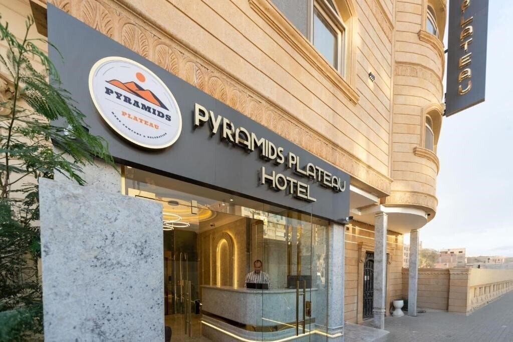 Готель Pyramids Plateau Hotel 3*