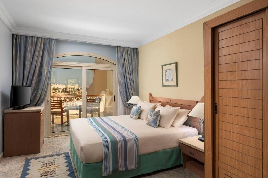 Фото Royal Lagoons Resort & Aqua Park 5*
