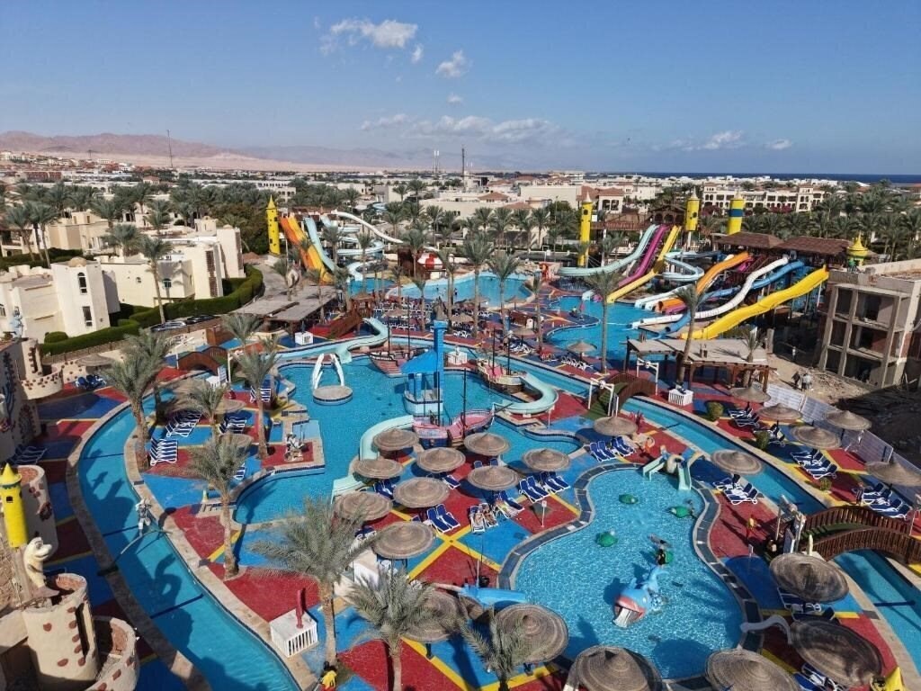 Готель Edge by Rotana Sea Beach 4*
