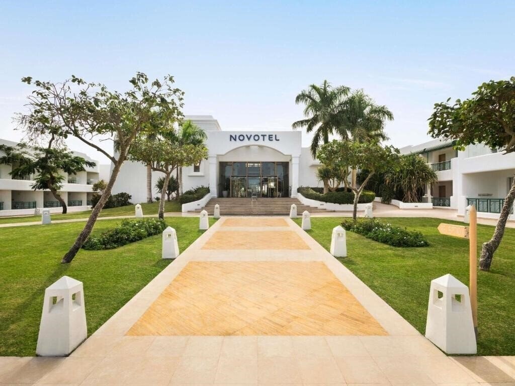 Отель Novotel Beach 5*
