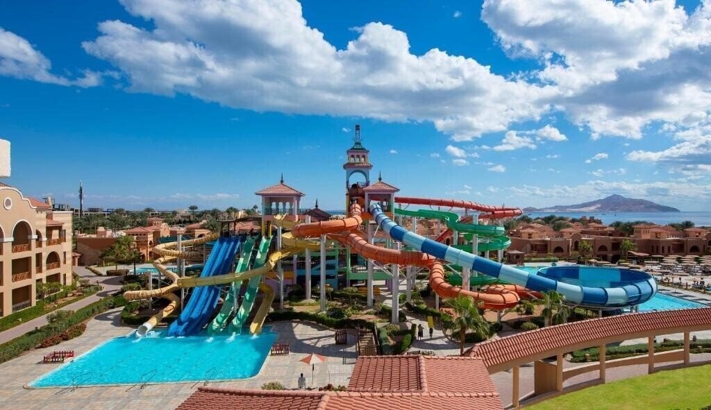 Отель Charmillion Gardens Aqua Park 5*