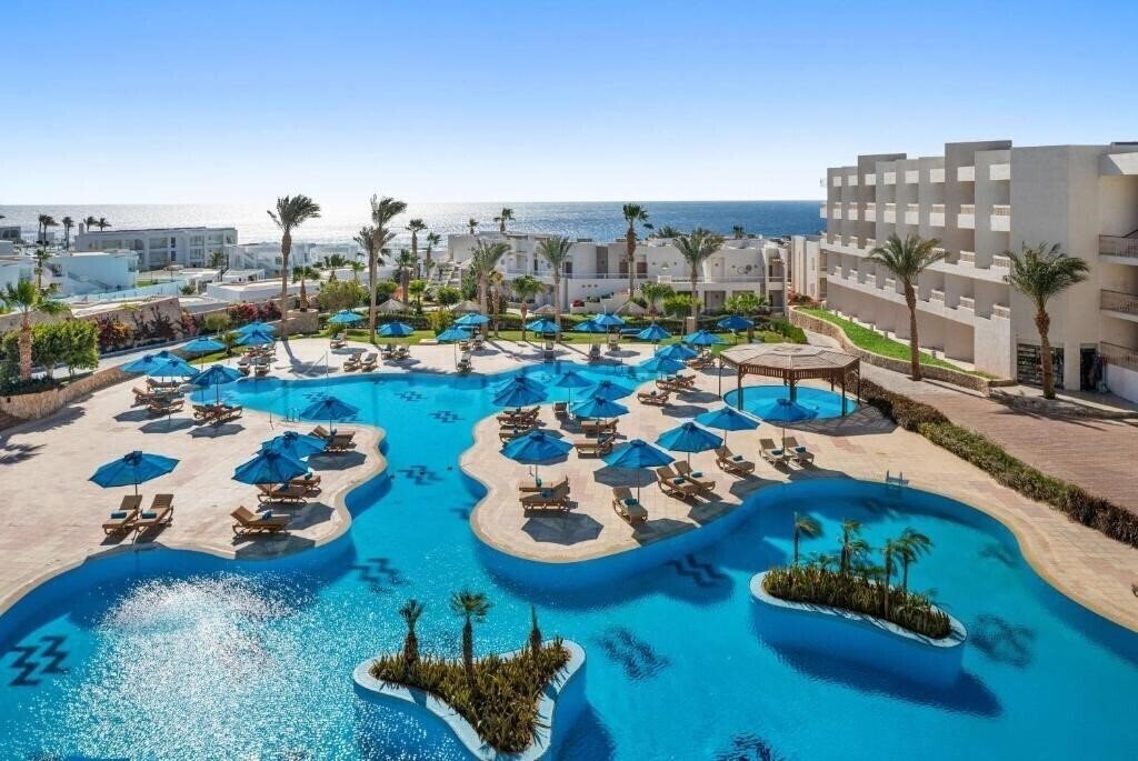 Отель DoubleTree by Hilton Sharks Bay Resort Beach Side 4*