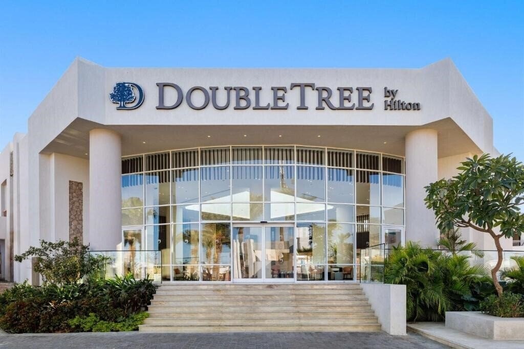 Фотография DoubleTree by Hilton Sharks Bay Resort Beach Side 4*