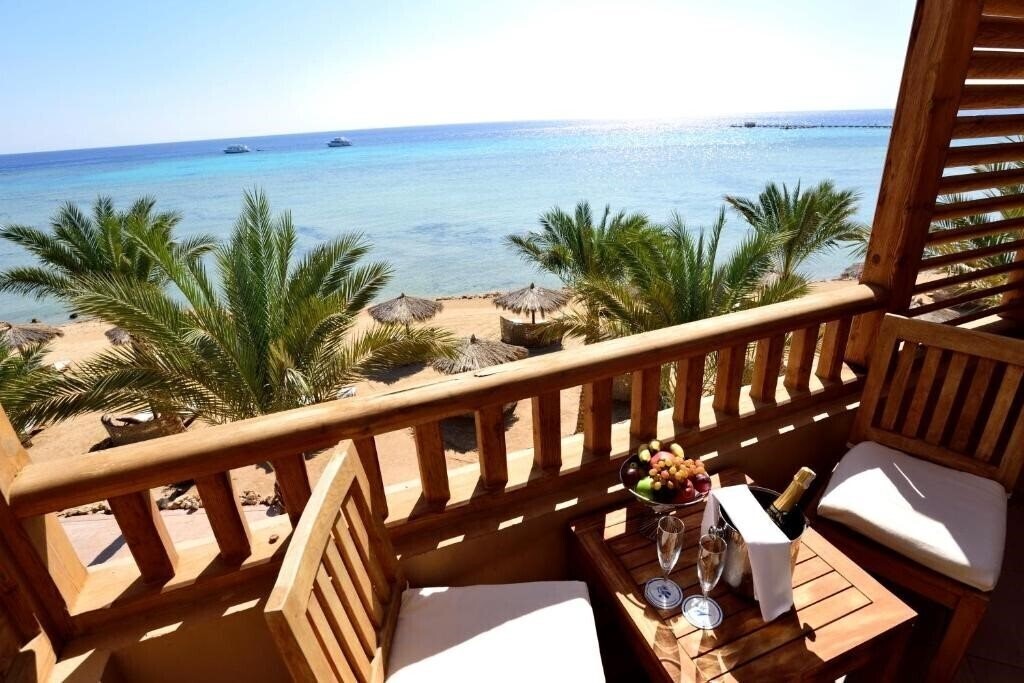 Картинка The Breakers Diving & Surfing Lodge 4*