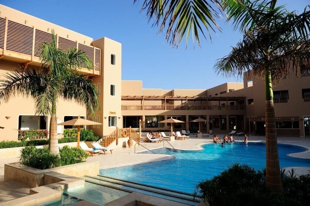 Отель The Breakers Diving & Surfing Lodge 4*