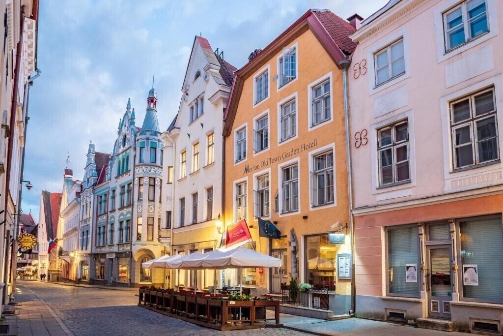Отель Meriton Old Town 2*