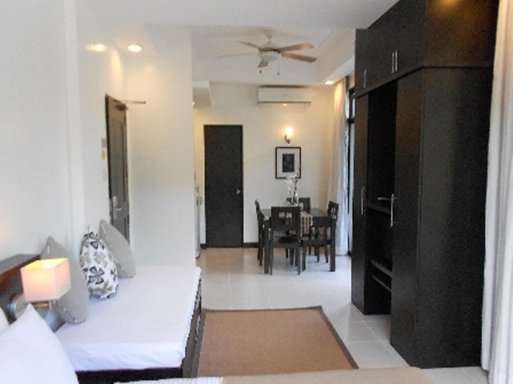 Готель One Crescent Place Hotel 4*